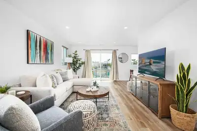 Image de Remodeled /4 Car Parking/Clean/Patio w/ Firepit