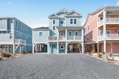 Image de New to Proactive Vacations! \"The Bryant's\" is a 4 bedroom, 3. 5 bath home with Private Pool!