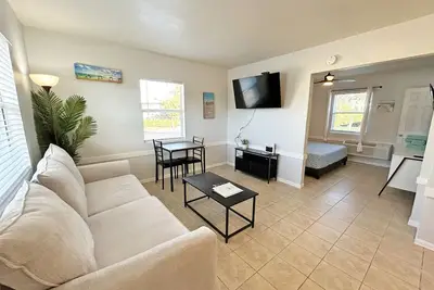 Image de Private 1/1 Poolside Cottage! Bbq Grills, Near Beach & More!
