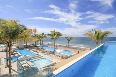 Image de Luxury 2-Bedroom Beachfront Oasis – Two Balconies to Soak in the Views