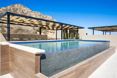 Image de Sea Esta is a ground-floor 2-Bd, 2-Br condo within walking distance of downtown Cabo, the marina, and Cannery Beach. Featuring an open-concept living space, private balcony, and views of the city and the Sea of Cortez, it’s ideal for a relaxing Cabo.