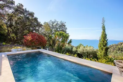Image de Villa \"Vue sur les Iles d'Or\" avec vue sur la mer, piscine privée et Wi-Fi