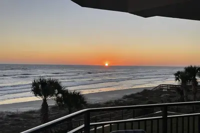 Image de Direct Ocean Front Condo steps away from the Beach!
