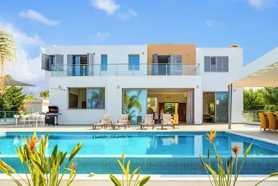 Image de Limni Beach Villa - Quatre Chambres Villa, Couchages 8