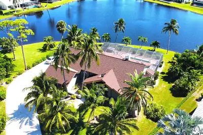 Image de Serene Lakefront Pool Home Close to Bonita Beach, Hot Tub, Privacy, Fireplace