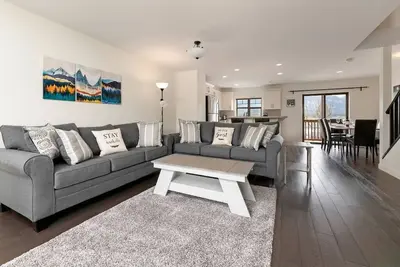 Image de Central A/C Townhouse Mt. Views | Garage | Deck | Bbq