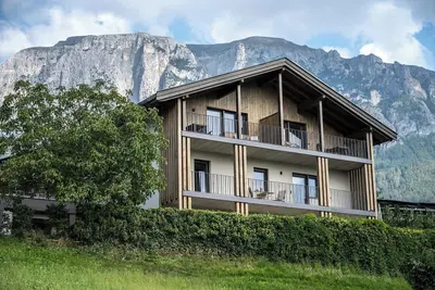 Image de Apartment 1 with a unique panoramic view surrounded by greenery