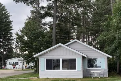 Image de Cozy Cabin in Lake City, just steps from the beach!