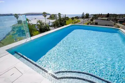 Image de Glorious 2-Bed with Waterside Balcony Views