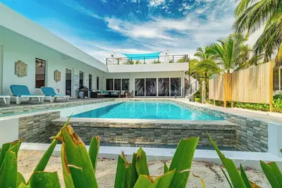 Image de Escape to this stunning 3-bedroom villa nestled on the white sands of northern Ambergris Caye.