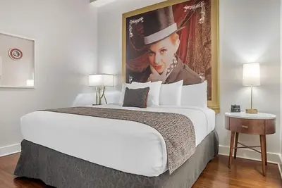Image de Innovative Décor in heart of Theater District!