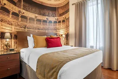 Image de Innovative Décor in heart of Theater District!