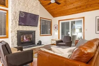 Image de Carefree Cabin · Family/Pets/Ac/Hot tub/Fireplace/Sharc/Village