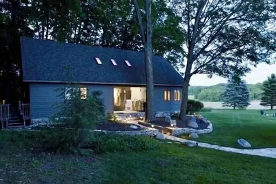 Image de Comfortable home offers quick access to skiing, golf, and beaches.