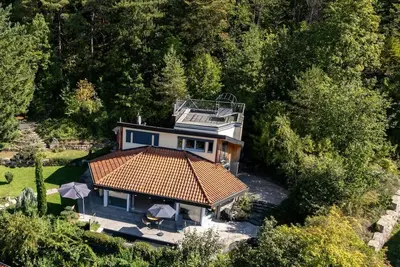 Image de Ferienhaus Hoch Über dem Taubertal mit Fantastischem Weitblick, Dachterrasse, 2000m2 Großem Grundstück und Kamin