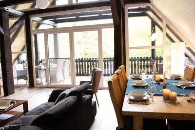 Image de Beautiful vacation apartment, approx. 200 square meters, in an almost 200 year old, fully renovated farmhouse. Equipped with: four bedrooms, bathroom with bathtub and shower, guest Wc, open kitchen, balcony, garden areas in front of and behind the house,