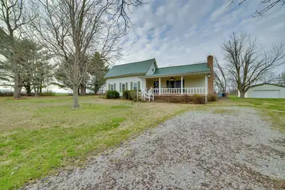 Image de Peaceful Hazel Cottage w\/ Deck & Yard!