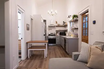Image de Beautiful \"Cozy Cottage\" in Downtown Norcross with Chef's Kitchen