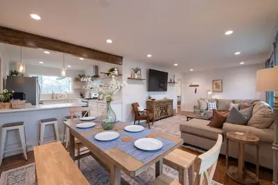 Image de Boutique \"Crossing House\" in Downtown Norcross with Chef's Kitchen