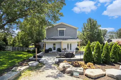 Image de Cozy house with hot tub- 5 minutes to Douglas & Saugatuck