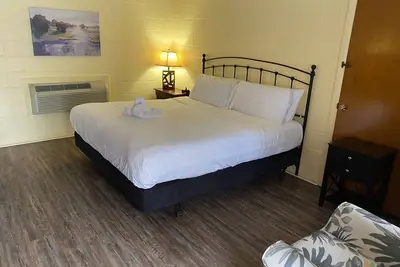 Image de King Guest Room located at the Joplin Inn at the entrance to Mountain Harbor, just 2 1/2 miles from Lake Ouachita. by RedAwning