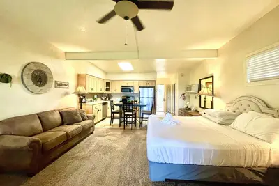 Image de Lake view King Studio with full kitchen, deck overlooking Lake Ouachita, king bed and queen sleeper sofa by RedAwning