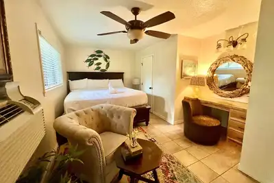 Image de Poolside King Cabana with full kitchen, king bed, sleeper sofa and pool access. by RedAwning