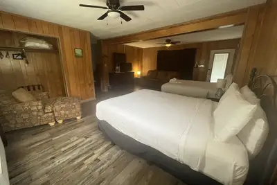 Image de Budget friendly queen studio with full kitchen, two queen beds and sleeper sofa by RedAwning