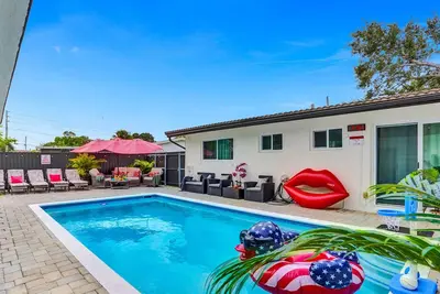 Heated Pool~Stellar stay in 7bd villa~Playground