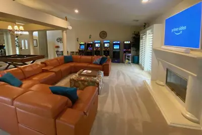 Image de Coachella Chill: 4br/4King Adj Beds, Arcade, Free Heated Pool, Patio Tv, Office