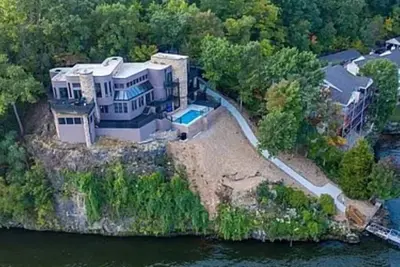 Image de Luxury Knolls Mansion, private pool and hot tub!