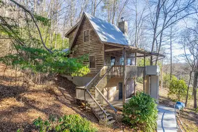 Image de Comfortable mountain view cabin with Tv, board games, & kitchenette