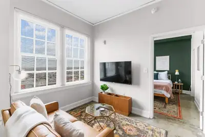 Image de Warm Cozy Historic Downtown Apt - Free Parking