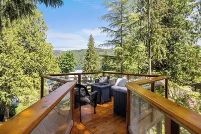 Image de Steps from the Lake - large groups & pets welcome!