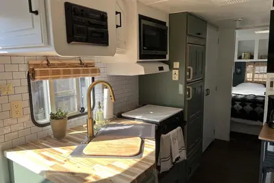 Image de South Eugene Private Remodeled Camper Tiny Home!