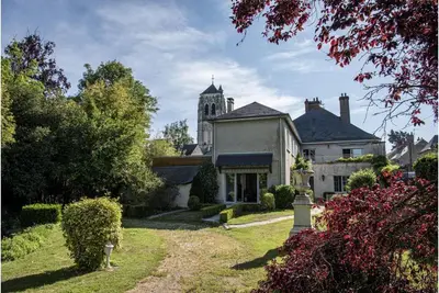 Image de Maison chaleureuse et calme dans un parc arboré