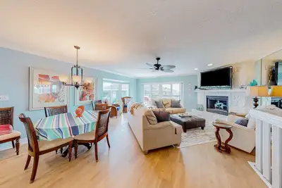 Image de Oceanfront condo with scenic balconies, pool, beach gear, & W\/D - dog-friendly