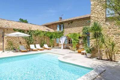 Image de Mas provençal avec vue à couper le souffle sur le Luberon.