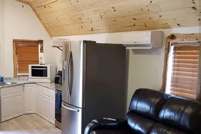Image de Rustic Tiny Cabin with private hot tub  7mins from downtown