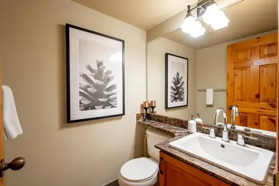 Image de Large Townhome - short walk to Village centre