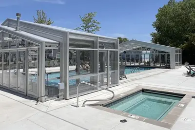 Image de Indoor & Outdoor pool. Hot Tub! Beautiful home!