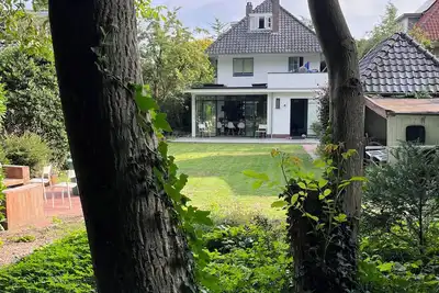 Characteristic detached villa in Hilversum with very spacious garden.