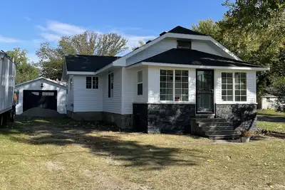 Image de Charming two bedroom on the corner, newly renovated with a sweet porch.