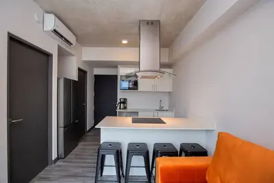 Image de Aesthetic, centric building with multiple amenities and activities.