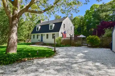 Image de Gorgeous Home with Bar, Fire Pit - Relax in Style!