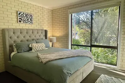 Image de “Riverbank Retreat” Central unit on the river Rooms and spaces