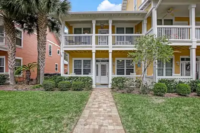 Image de Newly Listed - 2 Story - Corner Unit - Beach Cottage within Walking Distance to the Ocean!