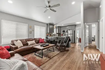 Image de Newly Remodeled Home Across from Golf Course—On Centennial Trail, Near Elke Point Wedding Venue
