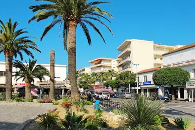 Image de Joli appartement avec climatisation, Wifi, Tv, balcon, animaux admis et parking