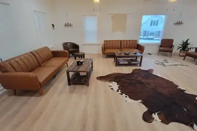 Image de Spacious Modern Farmhouse – Renovated 2023, Huge Yard & Near Downtown